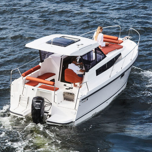 Lancha Cabin Cruiser com motor de popa - Nexus Revo 870 - Northman Krysztof Stepniak  - com casco de deslocamento / com hard-top / 2 cabines