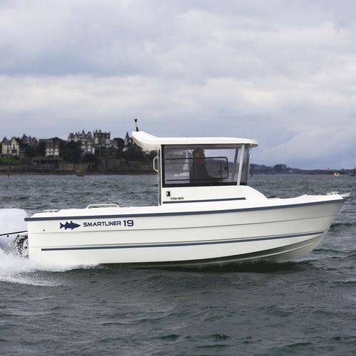 Barco de pesca-passeio com motor de popa - Fisher 19 - SMARTLINER - com casa do leme / em fibra de vidro / máx. 6 pessoas