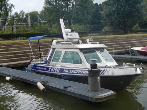 Lancha de console central com motor de popa - 600 Cabin - Tinn-Silver aluminium boats - com motor de centro / com cockpit fechado / em alumínio