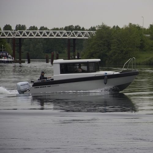 Lancha de console central multicasco - 750 Cabin - Tinn-Silver aluminium boats - com motor de popa / com motor de centro / com cockpit fechado