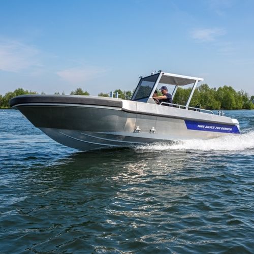 Lancha de console central com motor de popa - 780 Bomber - Tinn-Silver aluminium boats - bimotor / com cockpit fechado / de pesca esportiva