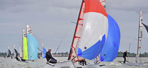 Barco de vela ligeira individual - MUSTO SKIFF - Bennett Yachting - single skiff / com um trapézio / spi assimétrico