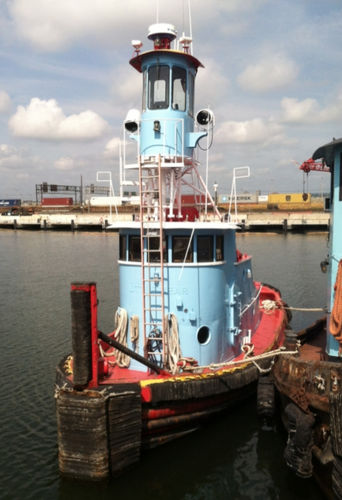 Barco profissional rebocador - Nicole Mairead - Donjon Marine - a diesel