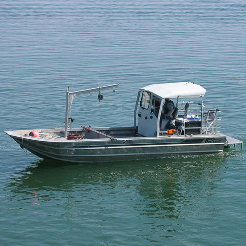 Lancha de console central com motor de centro - Bentz Boats - de pesca esportiva / em alumínio / com T-Top