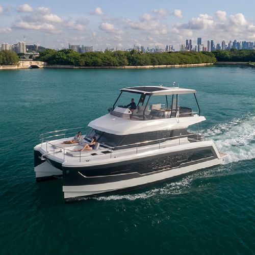 Lancha Express Cruiser catamarã - MY5 - Fountaine Pajot Motor Yachts - com motor de centro / bimotor / com flybridge