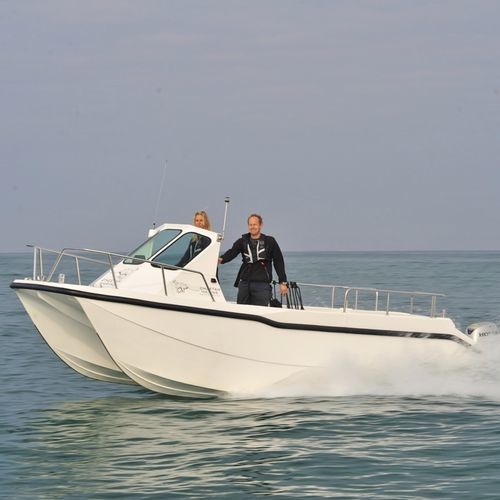 Lancha de console central catamarã - West Coast Run - Cheetah Marine - com motor de popa / bimotor / de pesca esportiva