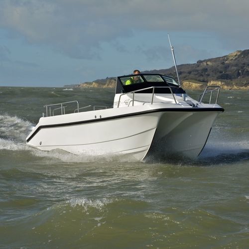 Lancha de console central catamarã - Cheetah Marine - com motor de popa / bimotor / de pesca esportiva