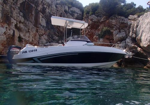 Lancha de console central com motor de popa - QX620 - Marine Times Newspaper - de pesca esportiva / máx. 8 pessoas / com cabine