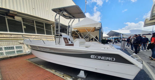 Lancha de console central com motor de popa - KINGFISHER LUXURY - SOCIETA' CONERO sas - de pesca esportiva / em fibra de vidro / máx. 6 pessoas