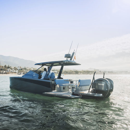 Lancha Express Cruiser com motor de popa - V10 T-Top - Virtue Yachts - de gasolina / bimotor / com casco de planeio