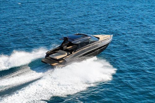 Lancha Express Cruiser com motor de centro - 3X - Focus Motor Yachts - bimotor / com hard-top / esportiva