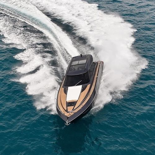 Lancha Express Cruiser com motor de centro - Power 44 - Focus Motor Yachts - bimotor / com hard-top / de cruzeiro
