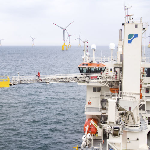 Passarela para navio de apoio offshore - Access & Cargo Tower - SMST Designers &  Constructors BV - telescópica / com compensação de movimento / hidráulica