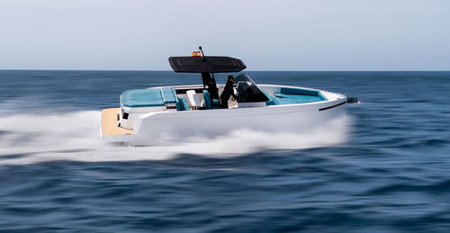 Lancha de console central com motor de centro - D29 - De Antonio Yachts - soft-top / de alto desempenho / máx. 10 pessoas