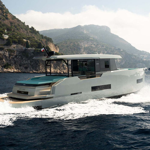 Lancha Express Cruiser com motor de centro - D50 Coupé - De Antonio Yachts - bimotor / com hard-top / máx. 12 pessoas