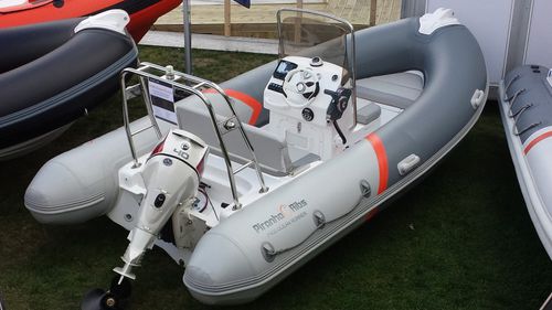 Barco inflável com motor de popa - Piranha P450 Ocean - Piranha Ribs Ltd - de casco rígido (RIB) / com console central / com roll-bar