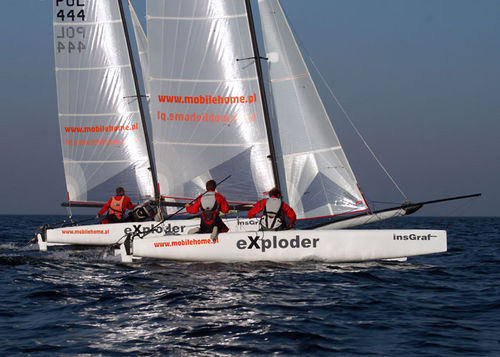 Catamarã esportivo para regata costeira - EXPLODER 20 - eXploder Cats - para dois tripulantes / com dois trapézios / Formula 20