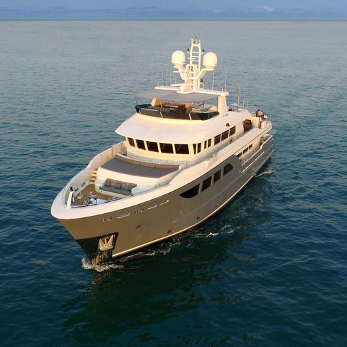 Superiate de cruzeiro - STORM - Cantiere Delle Marche - com casa de leme elevada