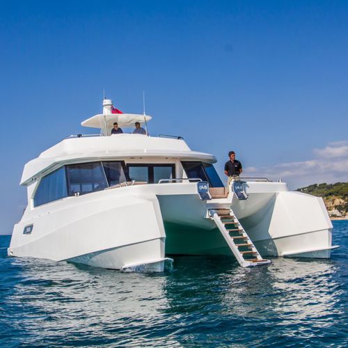Iate a motor catamarã - 2400 - 2100  - ARESA SHIPYARD - de cruzeiro / com flybridge / híbrido