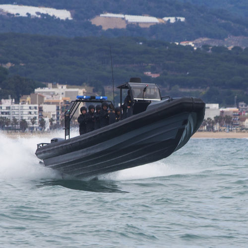 Barco profissional com motor de popa - 1400 STEALTH RFB - ARESA SHIPYARD - em PRFV / barco inflável semirrígido