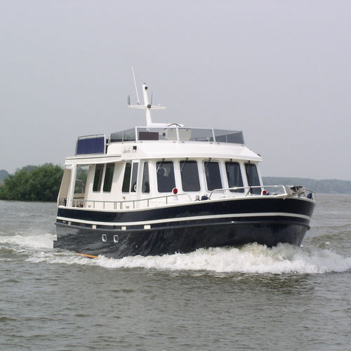 Trawler com motor de centro - 1320 Horizon - De Alm  - com flybridge / em aço