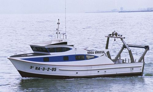 Barco profissional de arrasto - ROCA GROSSA - Drassanes Dalmau, S.A - com motor de centro