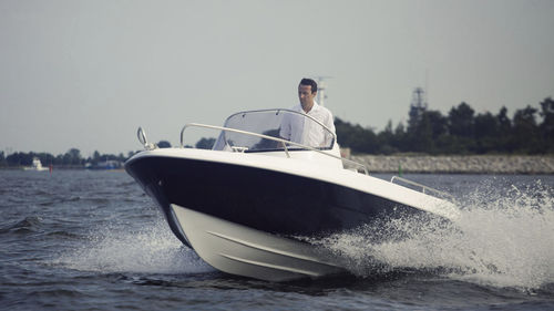 Lancha de console central com motor de popa - 555 Open - Admiral Boats S.A. - com console lateral / máx. 6 pessoas / com solário