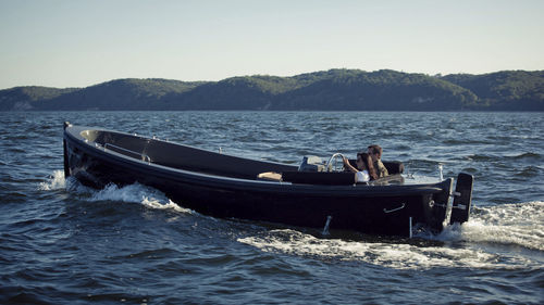 Bote com motor de centro - Admiral 780 - Admiral Boats S.A. - clássico