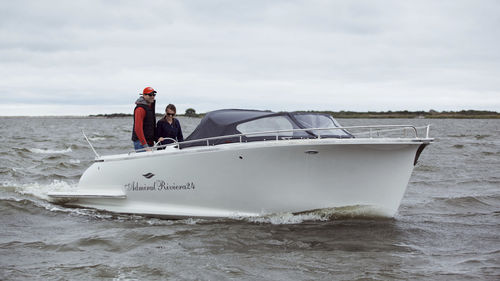 Bote com motor de centro - Admiral Riviera 24 - Admiral Boats S.A. - com console central