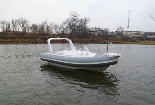 Barco inflável com motor de popa - Admiral 520 RT - Admiral Boats S.A. - semirrígido / com console lateral / máx. 8 pessoas