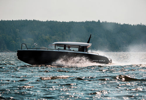 Lancha Cabin Cruiser com motor de centro - EXPLR 10 IB - XO Boats - com hard-top / esportiva / offshore