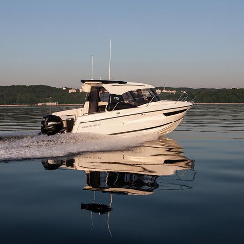 Lancha Cabin Cruiser com motor de popa - 750  - Parker Poland - com hard-top / com cockpit fechado / máx. 7 pessoas