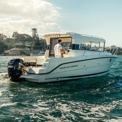 Barco de pesca-passeio com motor de popa - 800 WEEKEND - Parker Poland - com casa do leme / com cockpit fechado / máx. 8 pessoas
