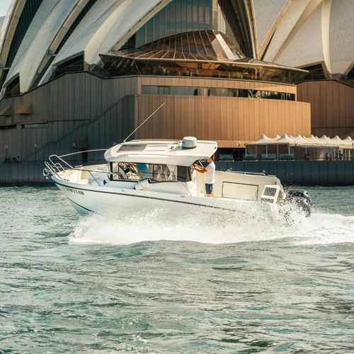 Barco de pesca-passeio com motor de popa - 800 PILOTHOUSE - Parker Poland - bimotor / com cockpit fechado / máx. 8 pessoas
