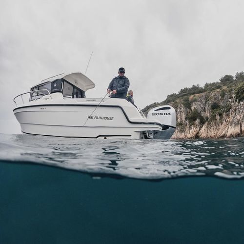 Barco de pesca-passeio com motor de popa - 700 Pilothouse - Parker Poland - com casa do leme / máx. 8 pessoas / máx. 5 pessoas