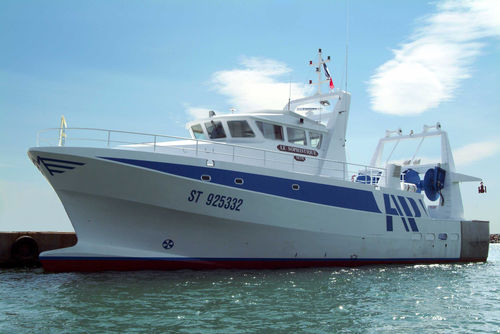 Navio de pesca profissional de arrasto - LE SOPHISTIQUÉ - MARTINEZ CONSTRUCTIONS NAVALES - em poliéster