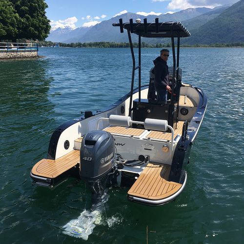 Barco de pesca-passeio com motor de popa - 19 FISHWORKS - NAUTICA CANCELLI CESARE - open / com console central / de pesca esportiva
