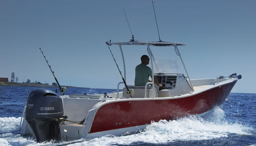 Lancha de alumínio com console central - 25 Fisherman - NAUTICA CANCELLI CESARE - com motor de popa / de pesca esportiva / máx. 8 pessoas