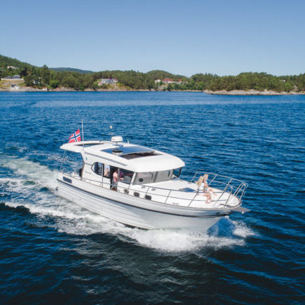 Lancha Express Cruiser com motor de centro - 1080 Panorama - Viknes - a diesel / com casco de semideslocamento / com casa do leme