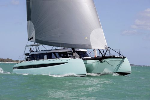 Iate à vela em fibra de carbono - 50 - HH CATAMARANS - catamarã / de cruzeiro e regata / 3 cabines