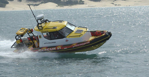 Barco inflável com motor de popa - Fluid Watercraft - semirrígido / com cockpit fechado / com cabine