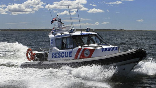 Barco inflável com motor de popa - Fluid Watercraft - bimotor / semirrígido / com cockpit fechado