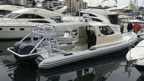 Barco inflável com motor de popa - Fluid Watercraft - bimotor / semirrígido / com cockpit fechado
