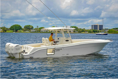 Lancha de console central com motor de popa - 3400 CC - HydraSports Custom Boats - trimotor / com T-Top