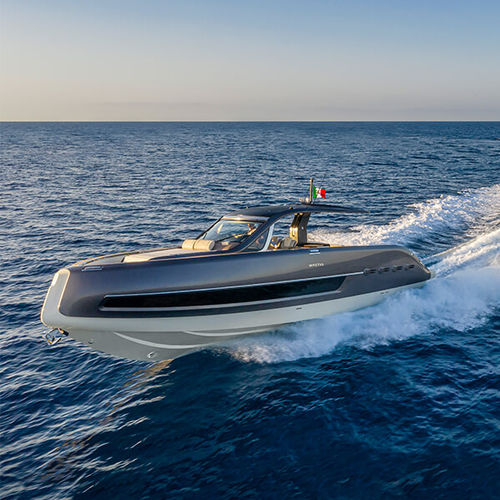 Lancha Express Cruiser com motor de centro - TT460 - Invictus Yacht - bimotor / open / máx. 14 pessoas
