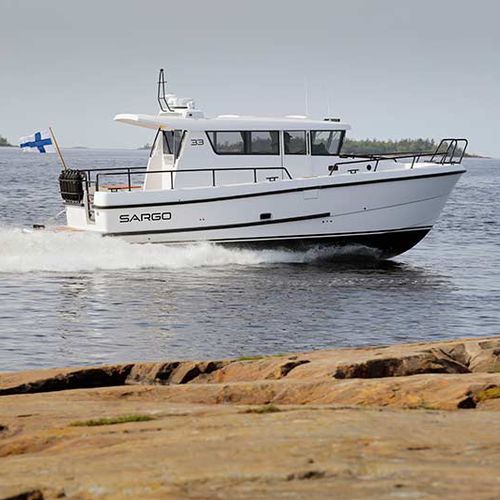Lancha Express Cruiser com motor de centro - 33 - SARGO BOATS / Sarins Batar Oy Ab - bimotor / com hard-top / 2 cabines