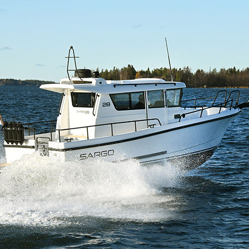 Lancha Cabin Cruiser com motor de centro - 28  - SARGO BOATS / Sarins Batar Oy Ab - com casa do leme / 2 cabines / pernoite para 2 pessoas