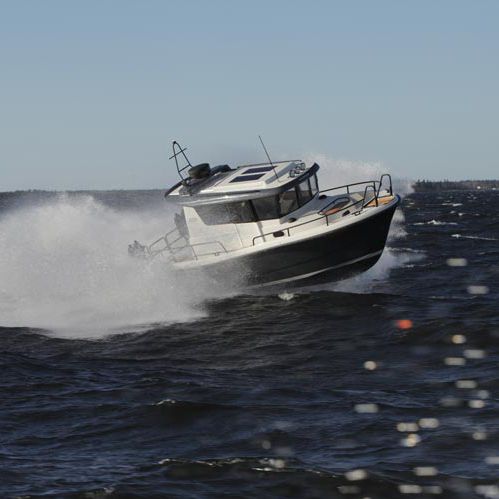 Lancha Cabin Cruiser com motor de centro - 25  - SARGO BOATS / Sarins Batar Oy Ab - com hard-top / 2 cabines / pernoite para 4 pessoas