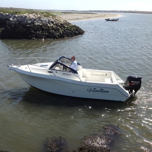 Lancha Day Cruiser com motor de popa - 635 Sport - San Remo Boats - open / pernoite para 2 pessoas