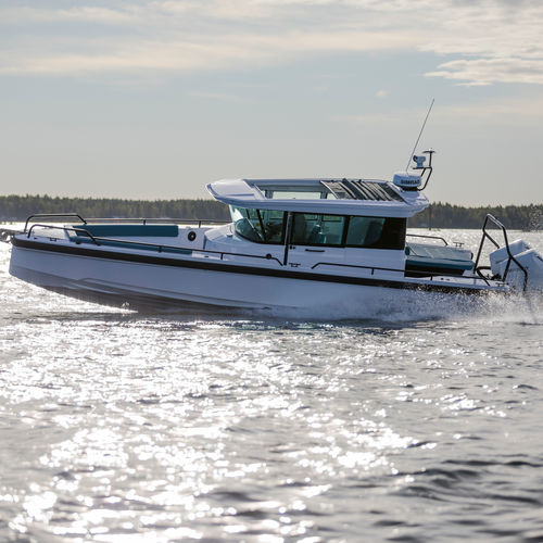 Lancha Cabin Cruiser com motor de popa - 28 - Axopar Boats Oy - com casa do leme / máx. 6 pessoas / máx. 9 pessoas